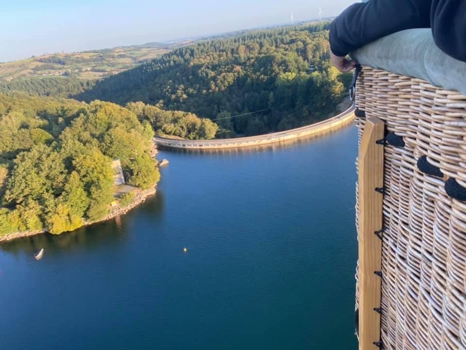 Le barrage de Pareloup vu du ciel en montgolfière
